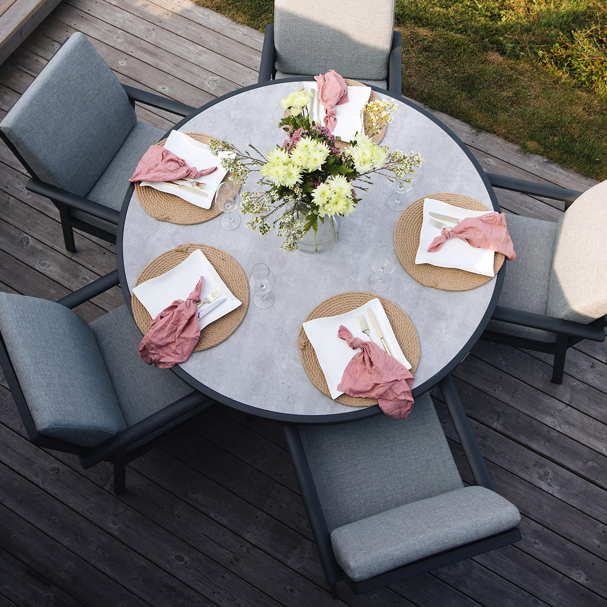 Samvaro spisegruppen er en flott spisegruppe der en kan nyte måtidet på sommeren lenge.