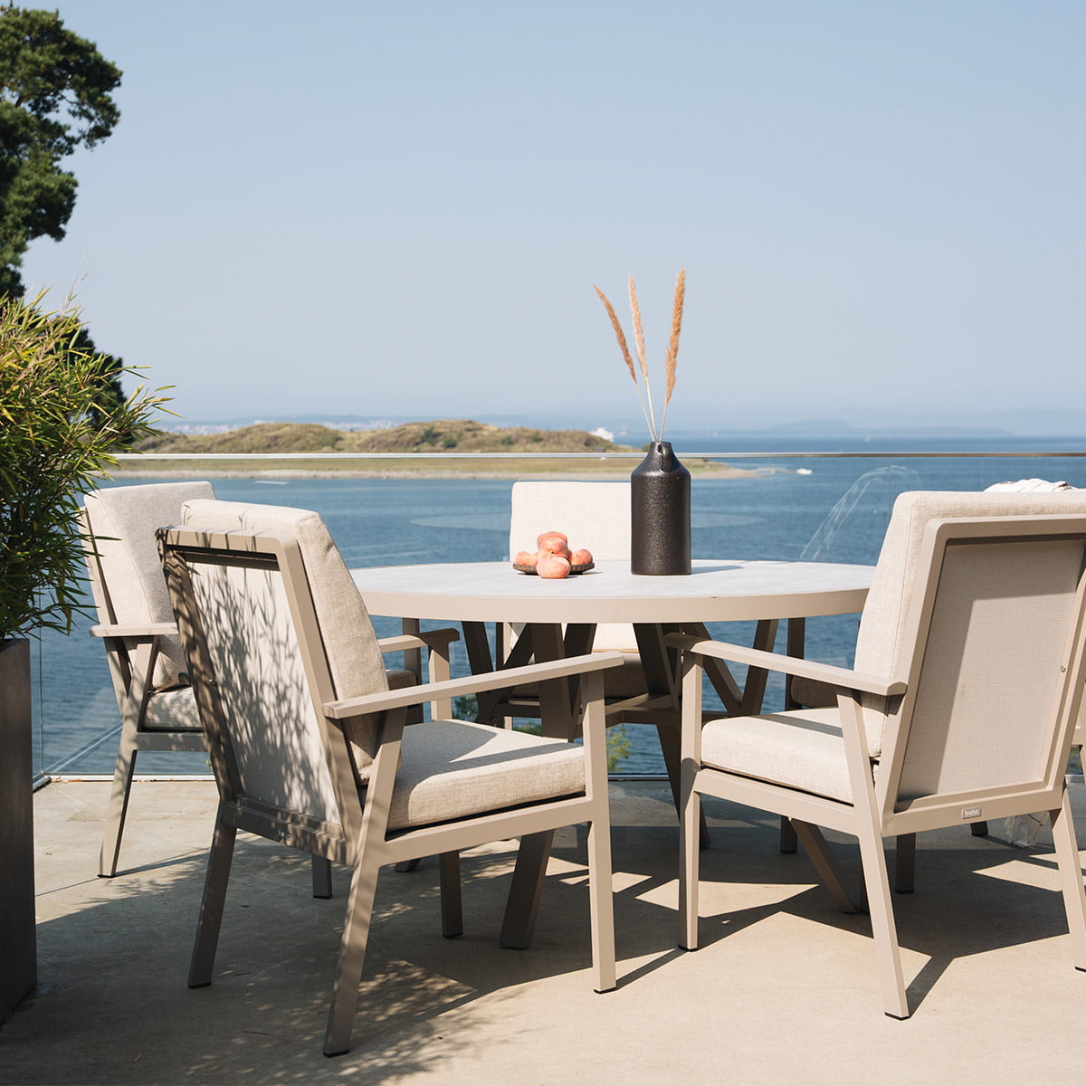 Samvaro spisegruppen er en flott spisegruppe der en kan nyte måtidet på sommeren lenge.