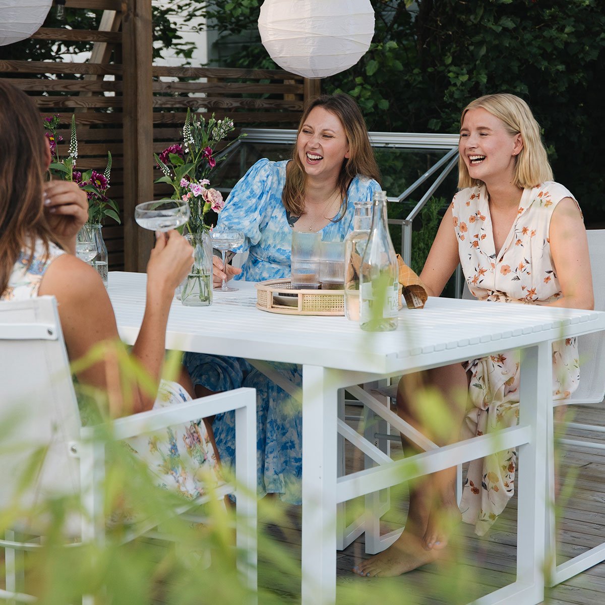 Spisegruppen i hvit aluminium kommer med komfortable stoler i stilfult design.