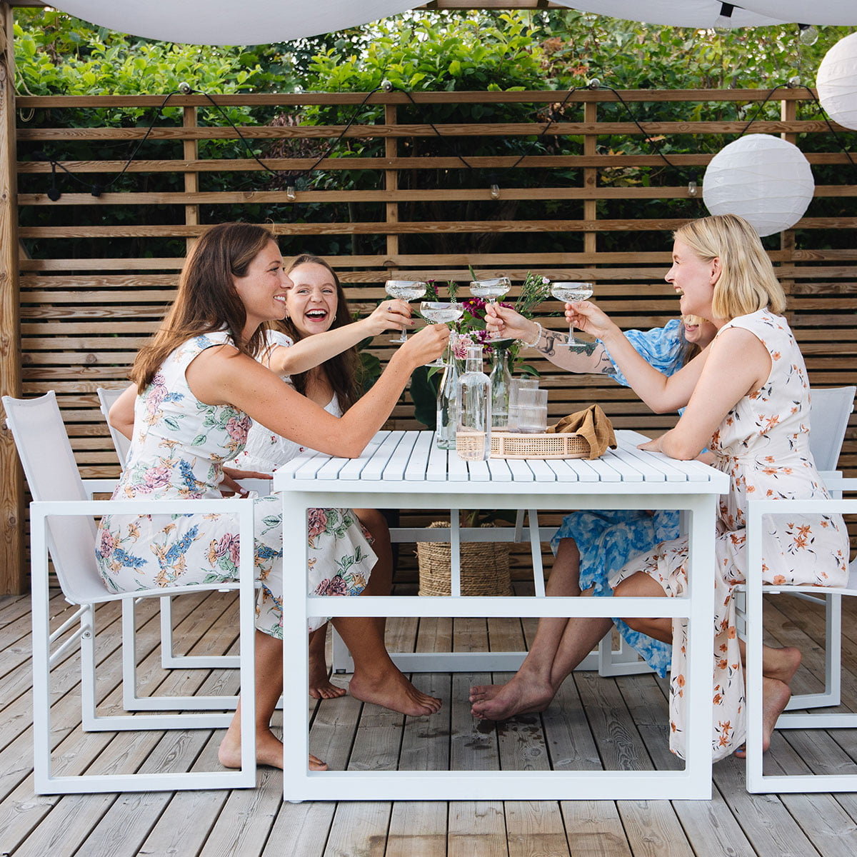 Spisegruppen i hvit aluminium kommer med komfortable stoler i stilfult design.