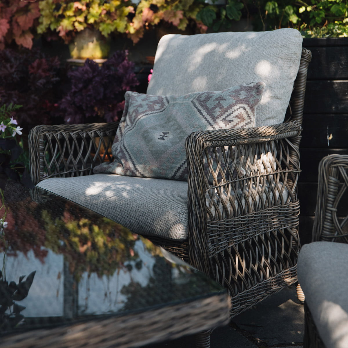 Stol fra Langø i kunstrotting, en del av sofagruppen