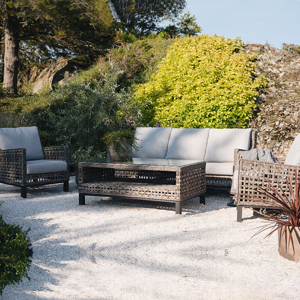 Moderne sofagruppe i driftwood farget kunstrotting med god sittekomfort.