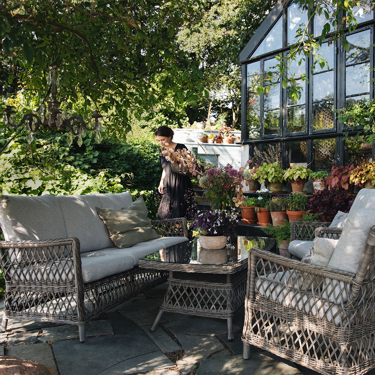 Romantisk og nostalgisk sofagruppe i kunstrotting. Kommer med puter i olefinstoff som er svært uv bestandig og tørker fort