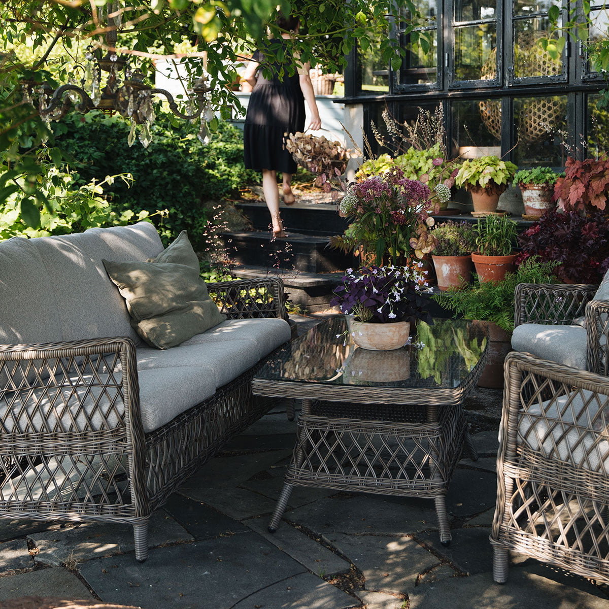 Romantisk og nostalgisk sofagruppe i kunstrotting. Kommer med puter i olefinstoff som er svært uv bestandig og tørker fort