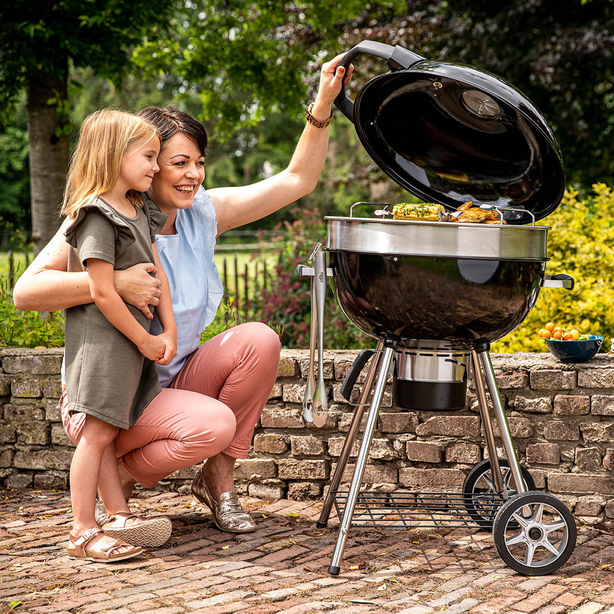 Stilren og praktisk Napoleon kullgrill med diameter 57 cm og sidebord