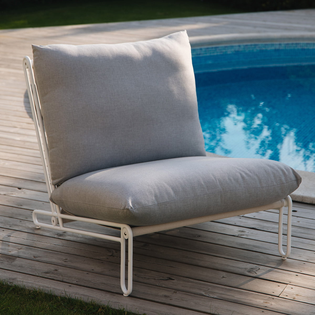 Moderne, byggbar sofa/stol i loungestil med aluminiumsstamme og sete i textilene.