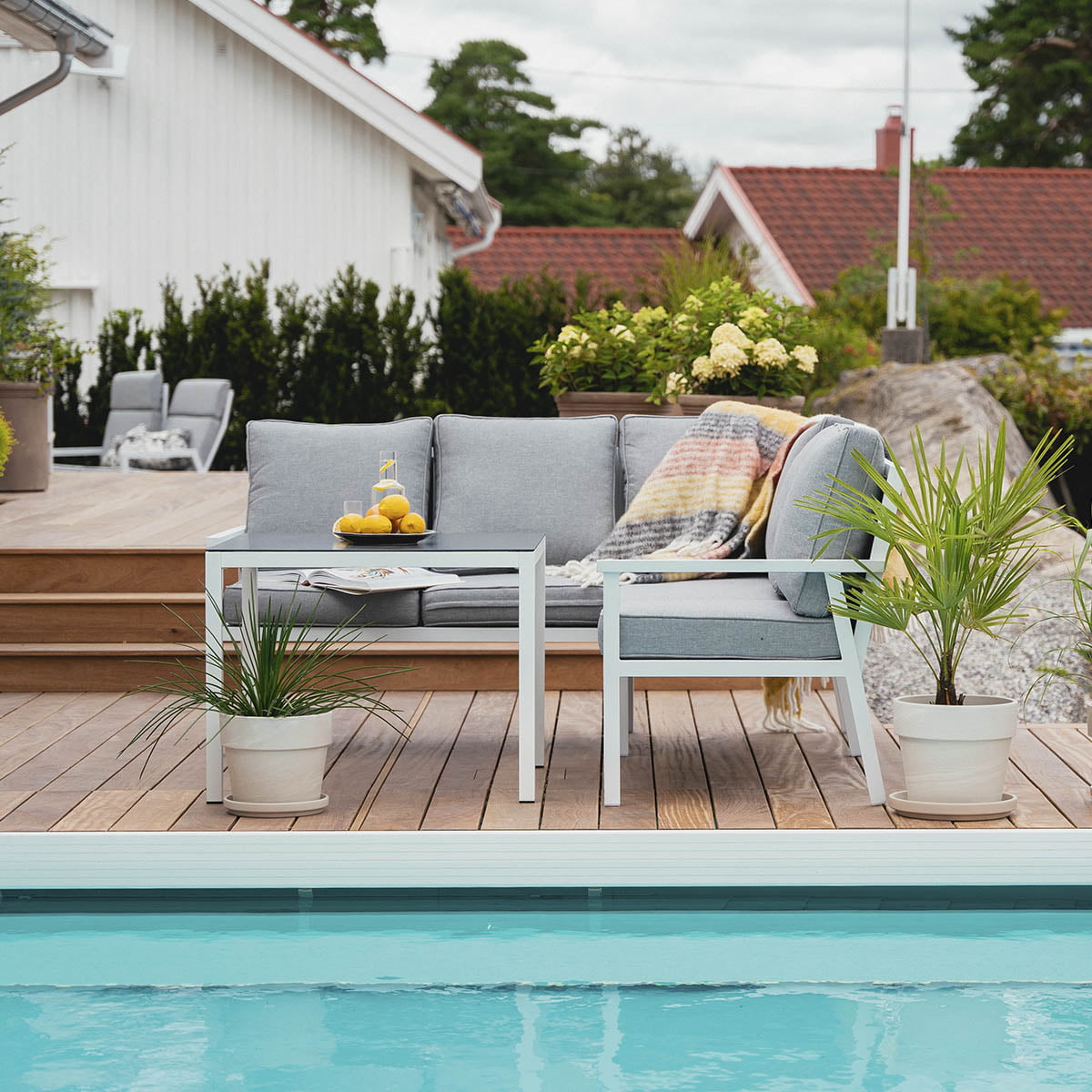 Hjørnesofa 252x195 cm. Sittehøyde 47 cm