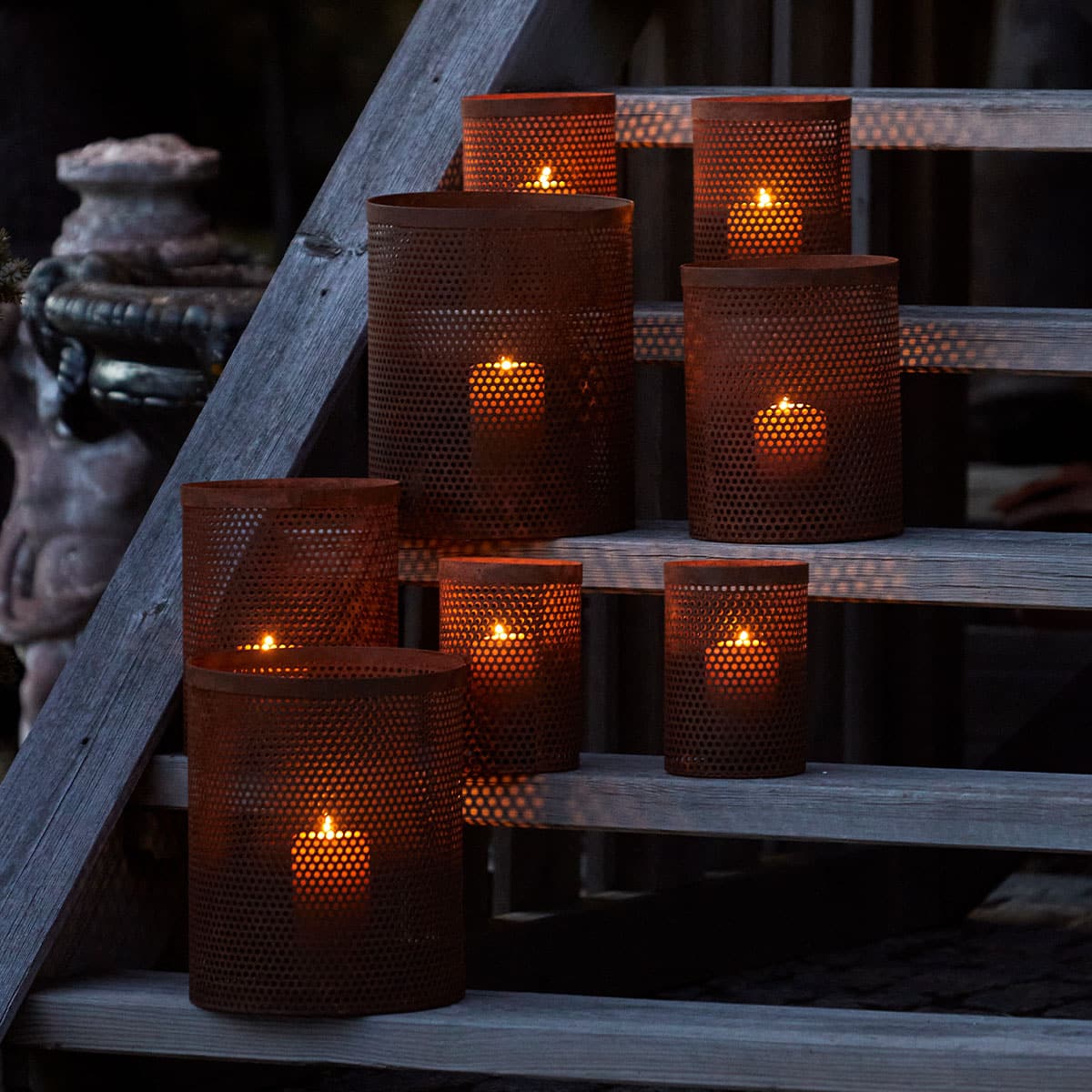 Stilig lykt i rustfarge. Nydelig på trappa i vintermørket. Kommer i 4 str.