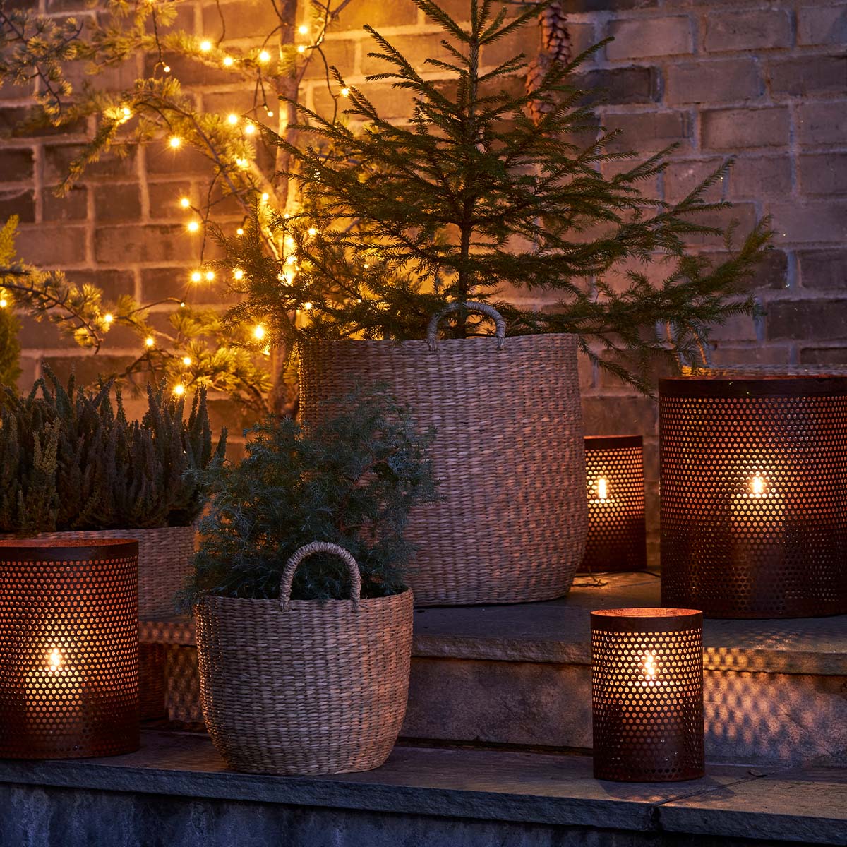 Stilig lykt i rustfarge. Nydelig på trappa i vintermørket. Kommer i 4 str.