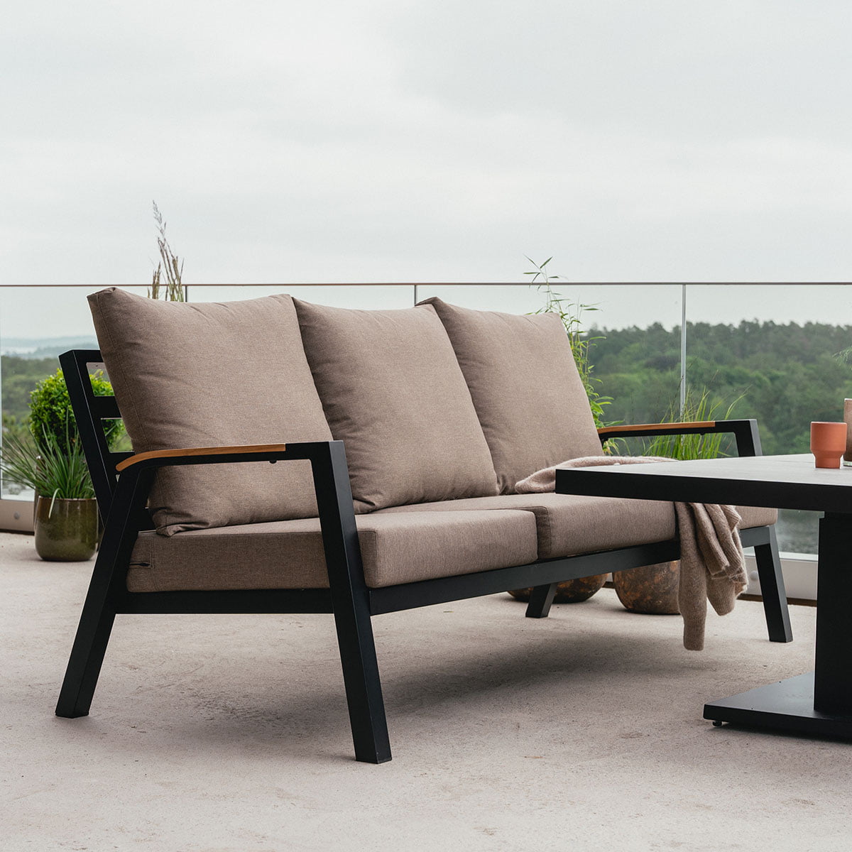 Kassandra 3+1+1 - Sort / Muskat / Teak 3-seter