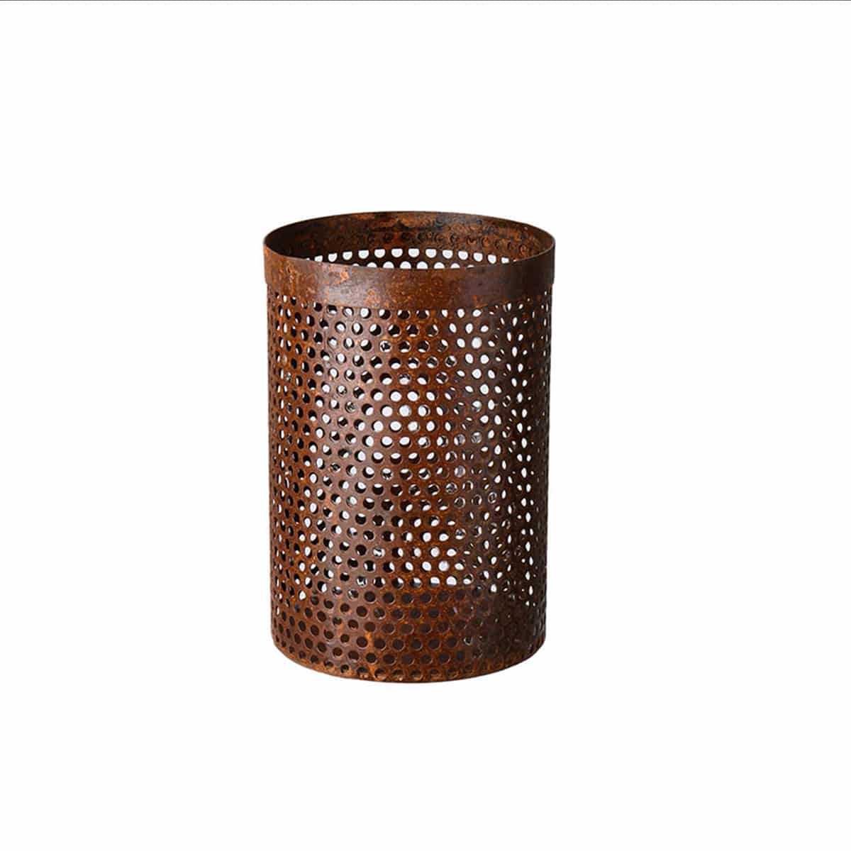 Stilig lykt i rustfarge. Nydelig på trappa i vintermørket. Kommer i 4 str.