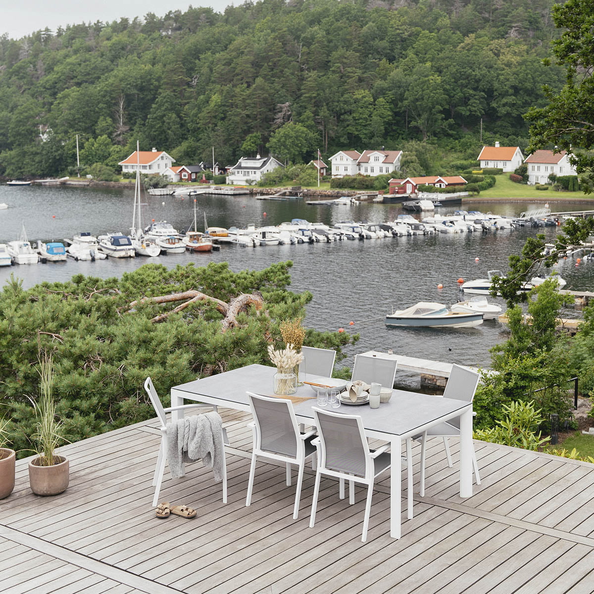 Hvitt spisebord L220 B100 H74 + 6 spisestoler