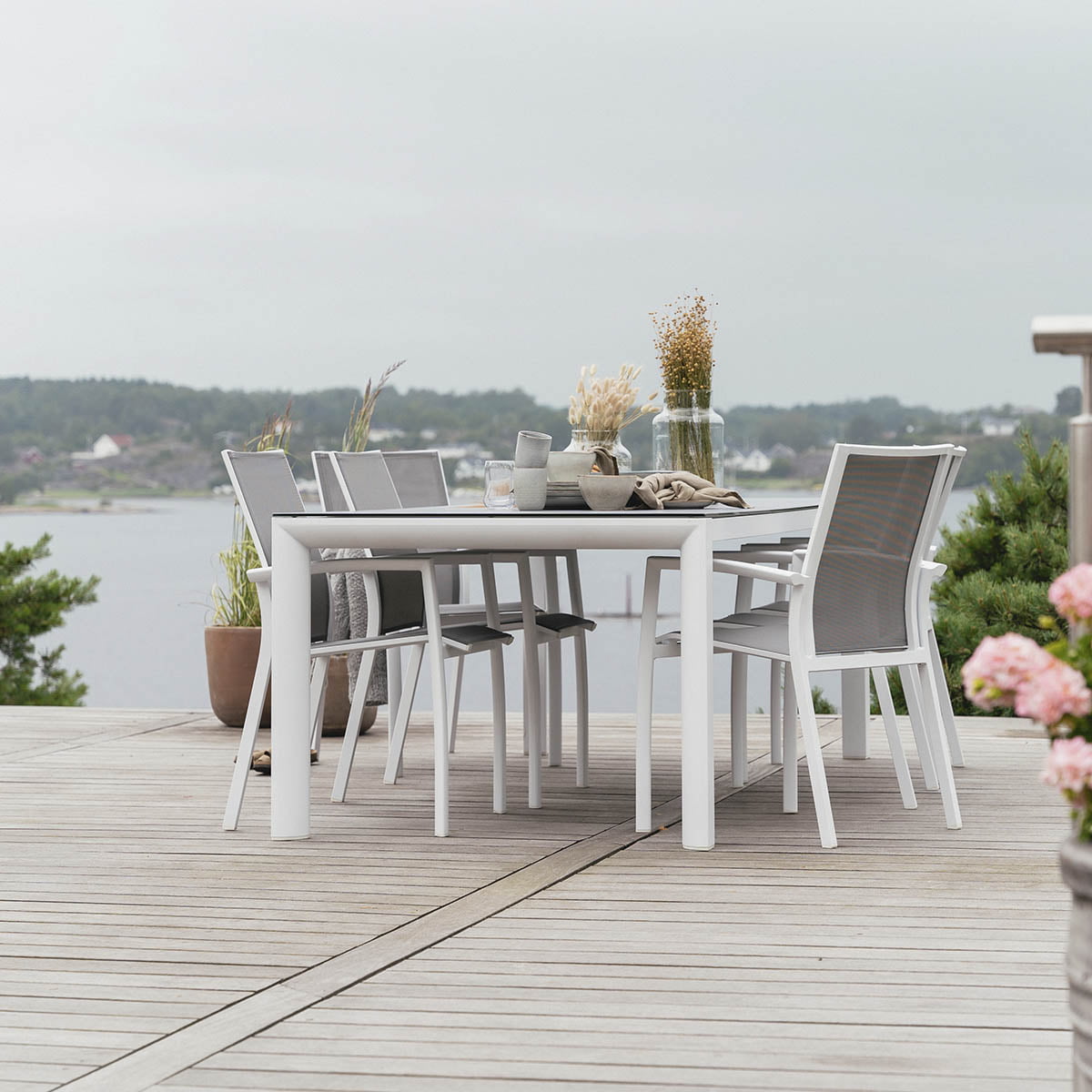 Hvitt spisebord L220 B100 H74 + 6 spisestoler