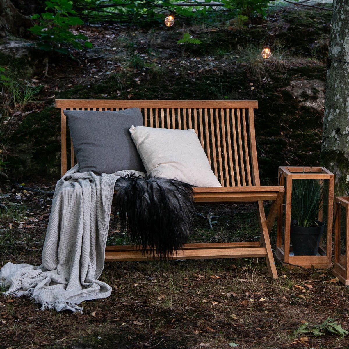 Benk Agios i teak med pledd og puter