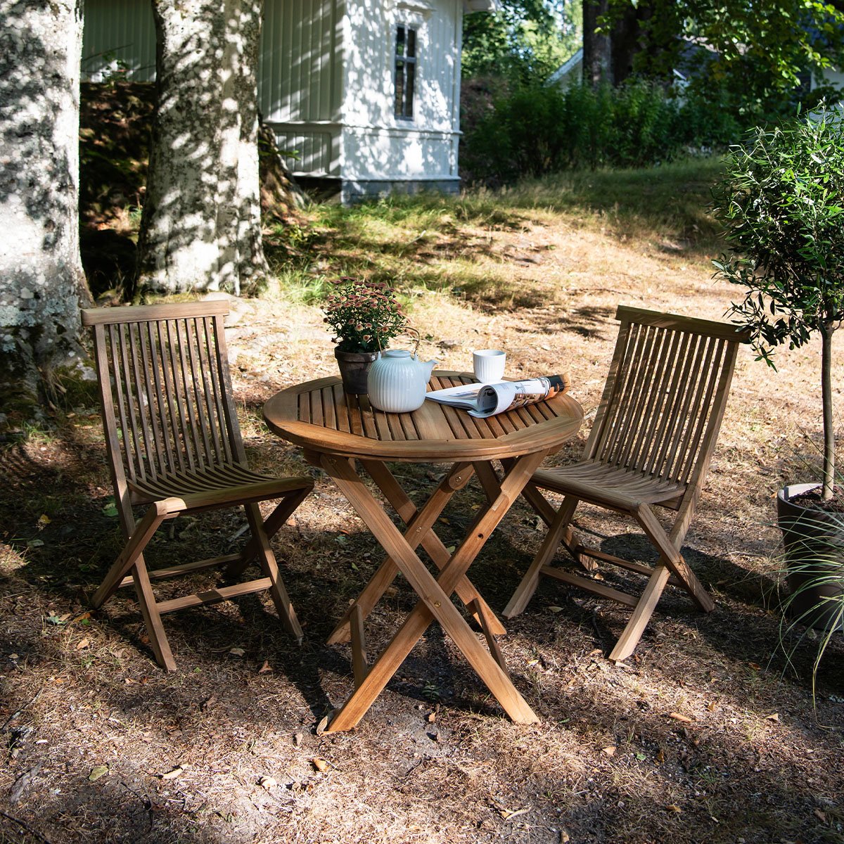Klassisk kafèsett i teak, passer fint både på terrassen og i hagen. Stoler og bordet er sammenleggbare