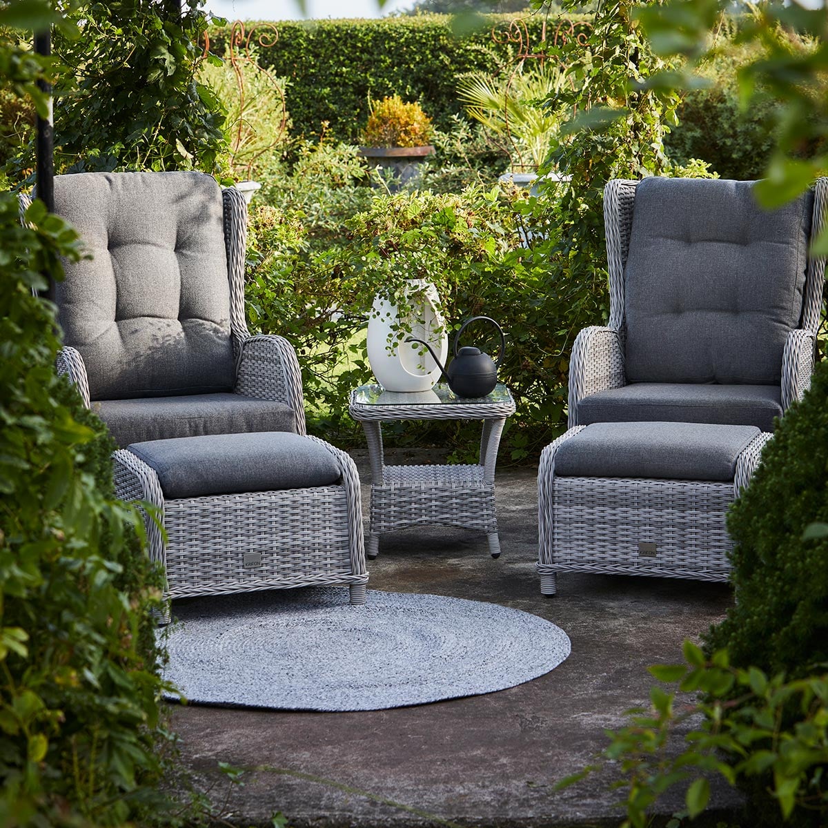 Reclinerstoler i gråfarget kunstrotting med god sittekomfort.Kommer med puter i olefinstoff, som har høy lys- og fargeekthet og som tørker fort.