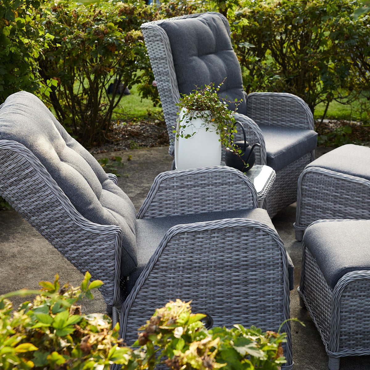 Reclinerstoler i gråfarget kunstrotting med god sittekomfort.Kommer med puter i olefinstoff, som har høy lys- og fargeekthet og som tørker fort.