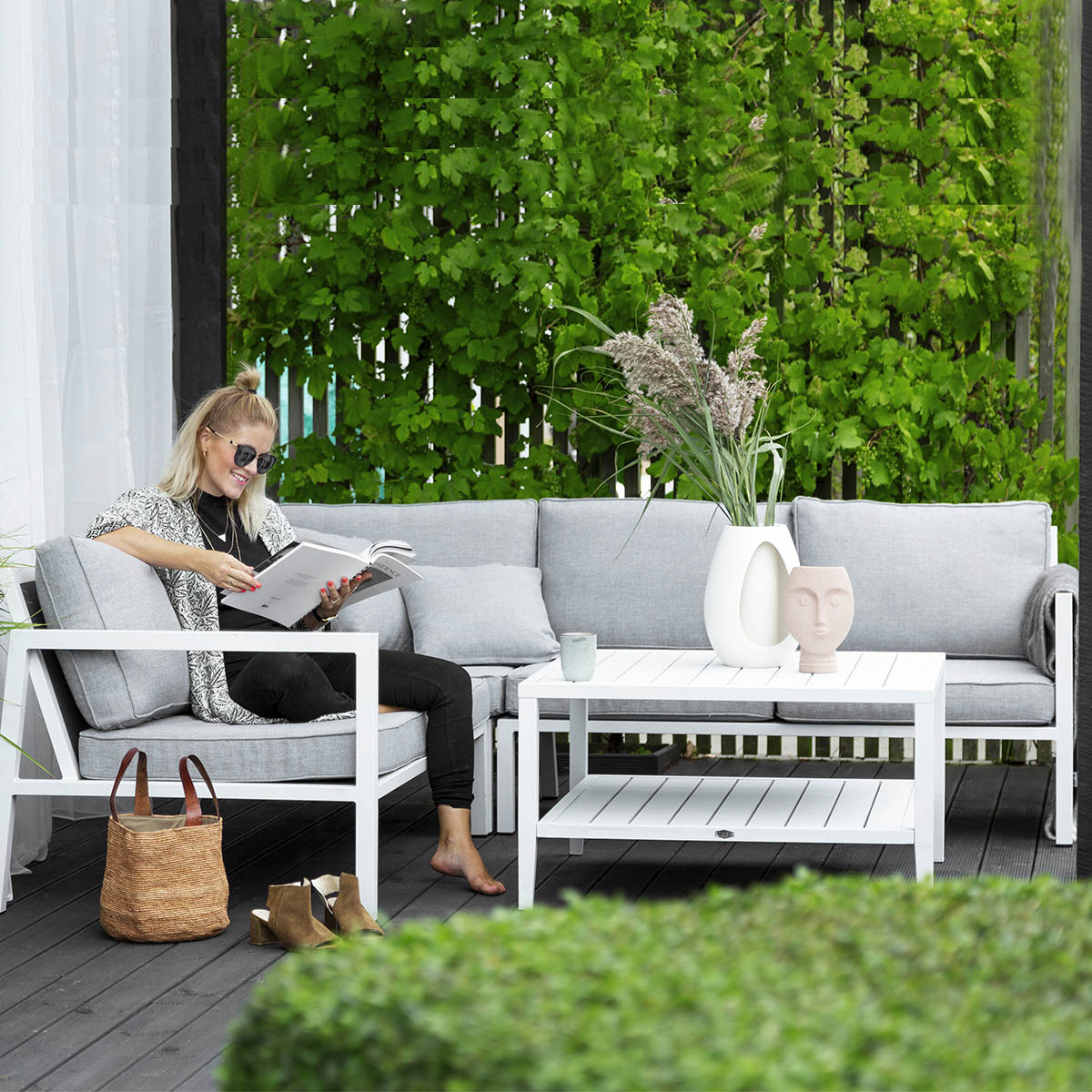 Belfort er en moderne loungemøbel gruppe med svært god sittekomfort. Den finnes i matt hvit eller matt sort aluminium