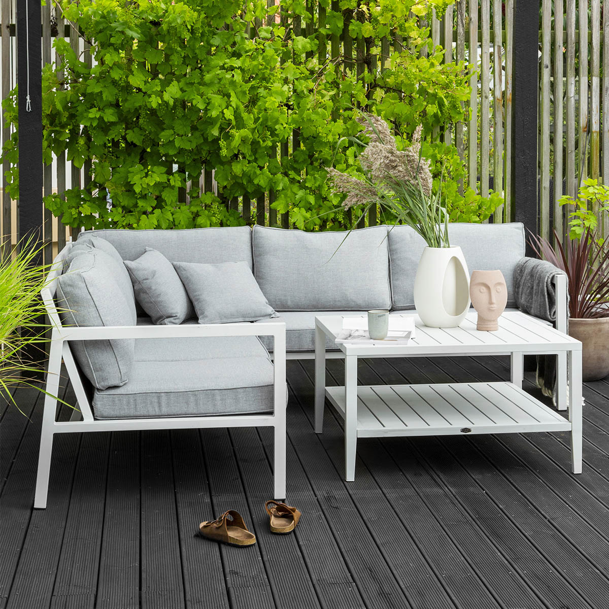 Belfort er en moderne loungemøbel gruppe med svært god sittekomfort. Den finnes i matt hvit eller matt sort aluminium