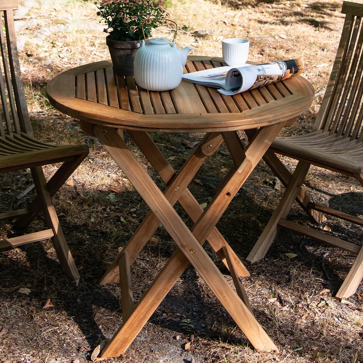 Klassisk lite rundt bord i teak, passer fint både på terrassen og i hagen. Bordet er sammenleggbart