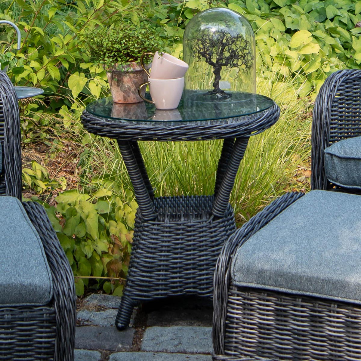 Sidebord Haslev Halvrund/rund grå kunstrotting, aluminiumsramme.