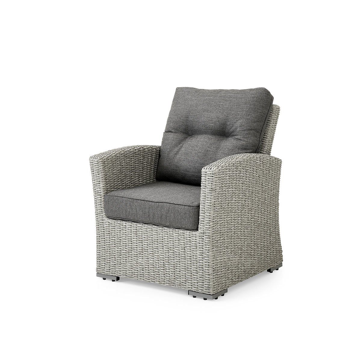 Stol i grå kunstrotting med god sittekomfort. Kommer med grå puter i olefinstoff