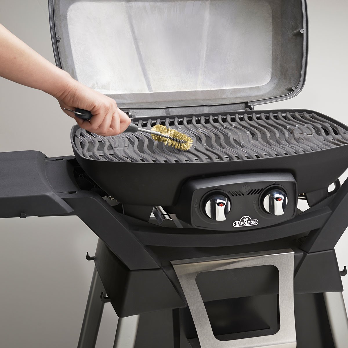 Napoleon grillbørste med flaskeåpner
