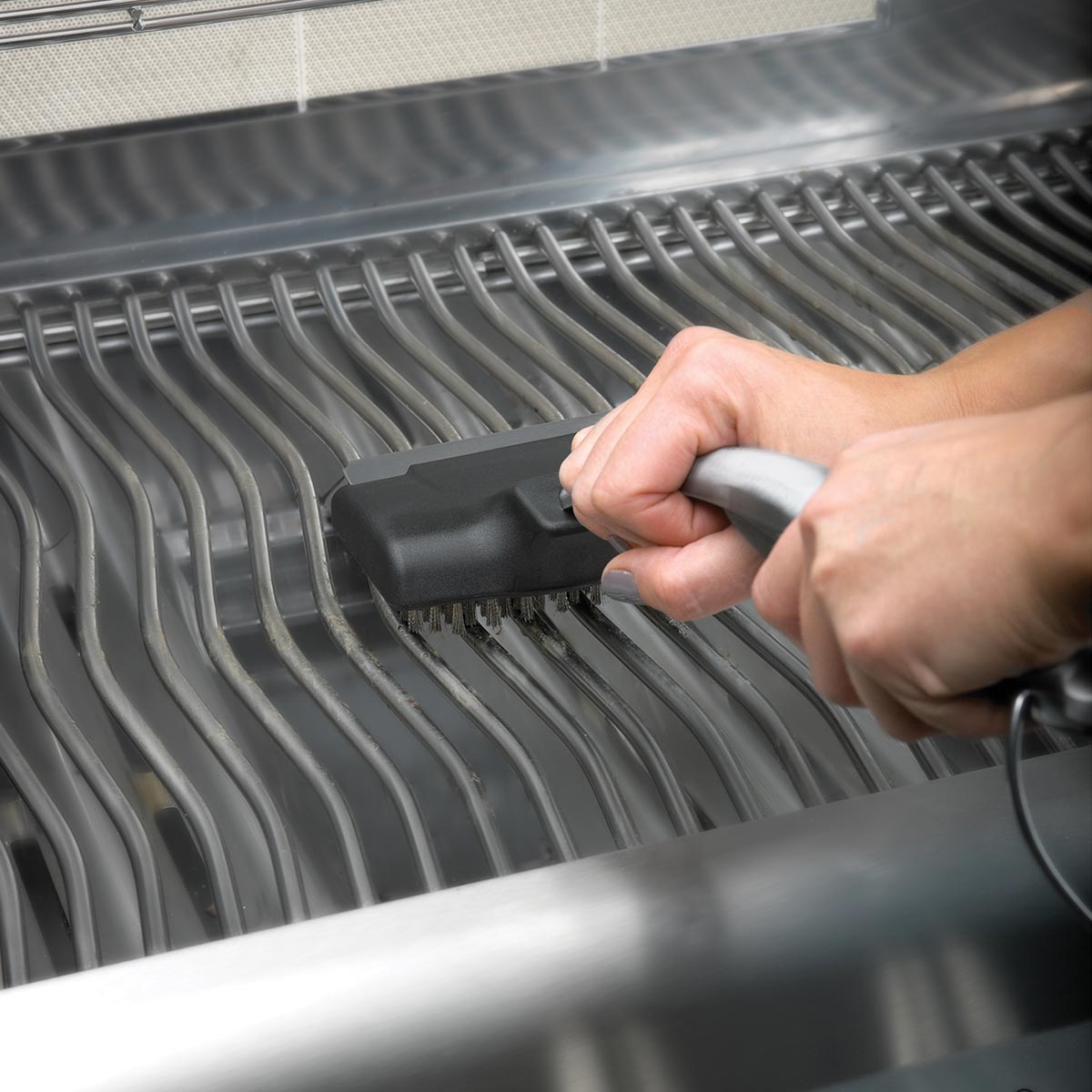 Stor Napoleon grillbørste i bruk