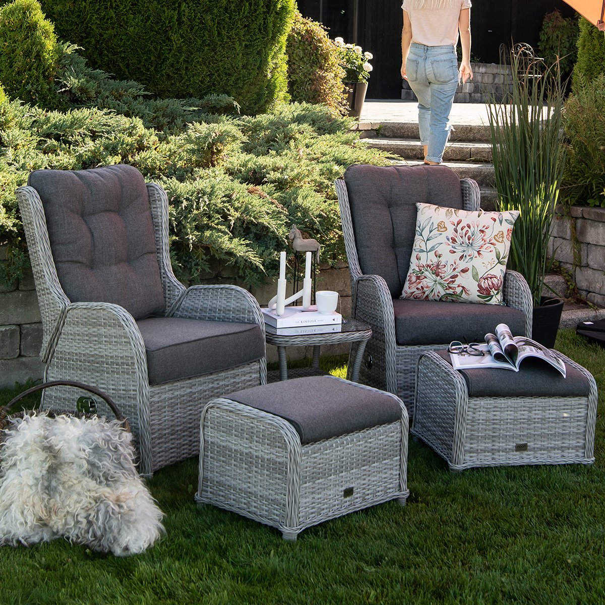 Hagestoler og fotpaller Shirley i skifergrå kunstrotting med sidebord i hage