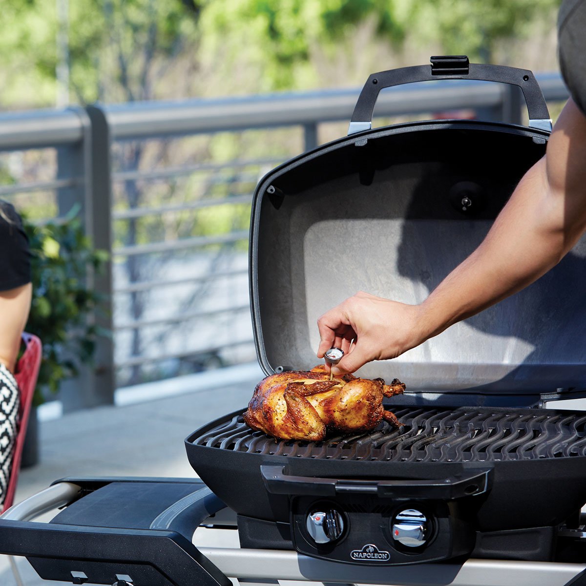 Nappleon Travel PRO285X gassgrill med grillet kylling
