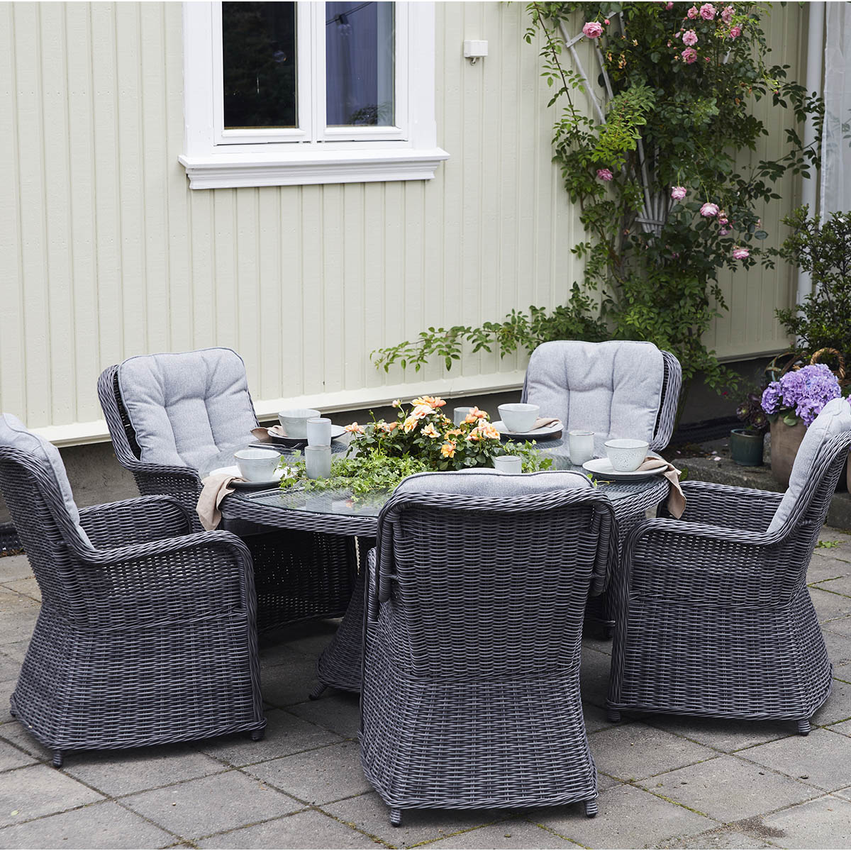 Flott og tradisjonell spisegruppe med rundt bord med dreieplate og ice bucket Stoler med høy rygg og god sittekomfort.