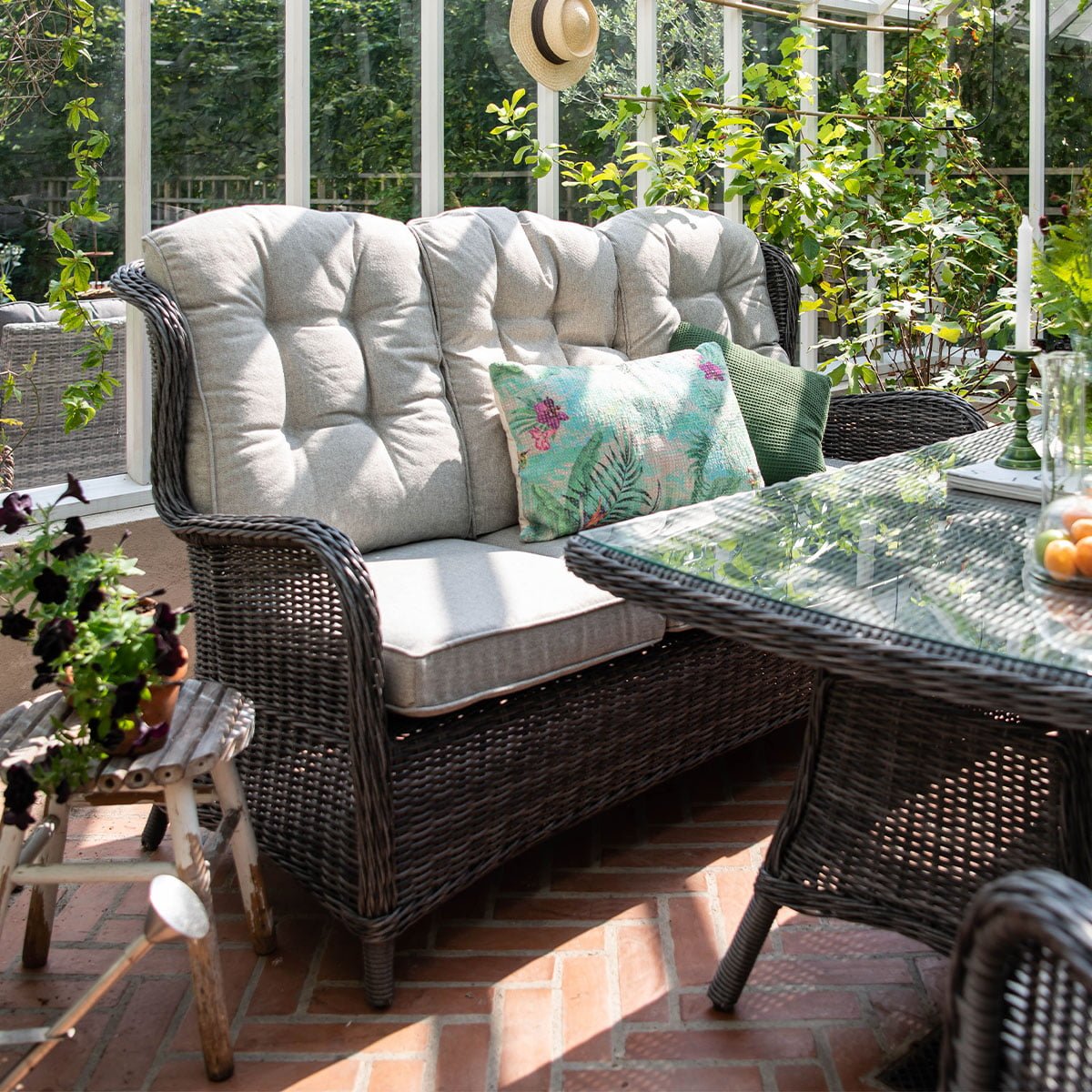 Sofa med nydelig sittekomfort. Kommer med puter i olefinstoff