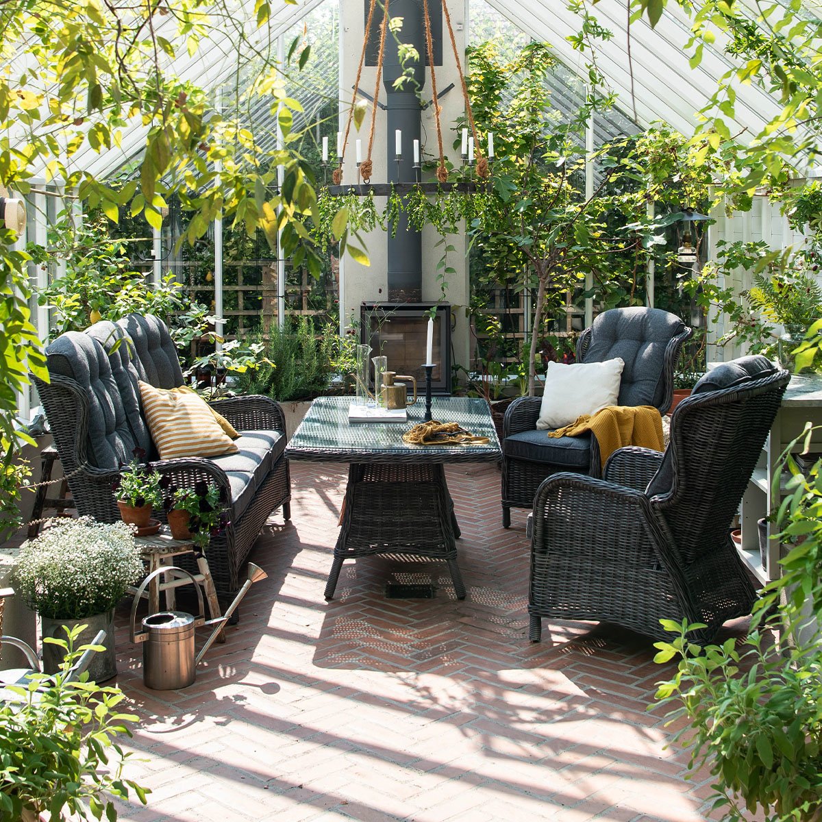 En klassisk sofagruppe i grå kunstrotting. Stolene kan du regulere og nydelig å sitte i.