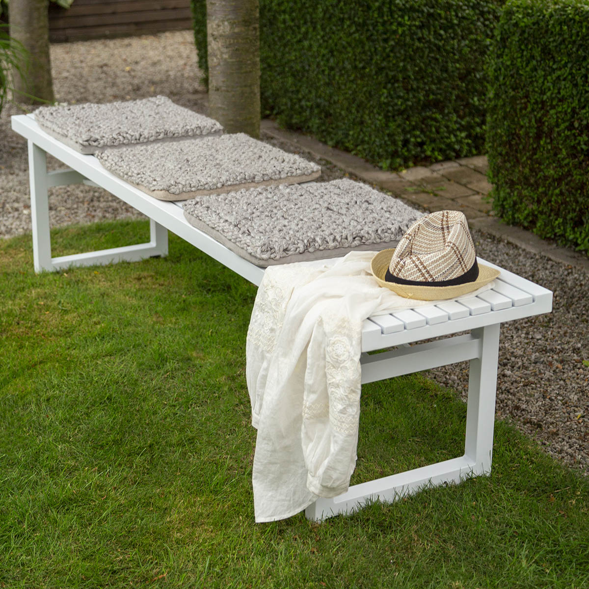 Moderne hvit benk i aluminium. Enkelt å flytte rundt og passer fint til sommerfesten