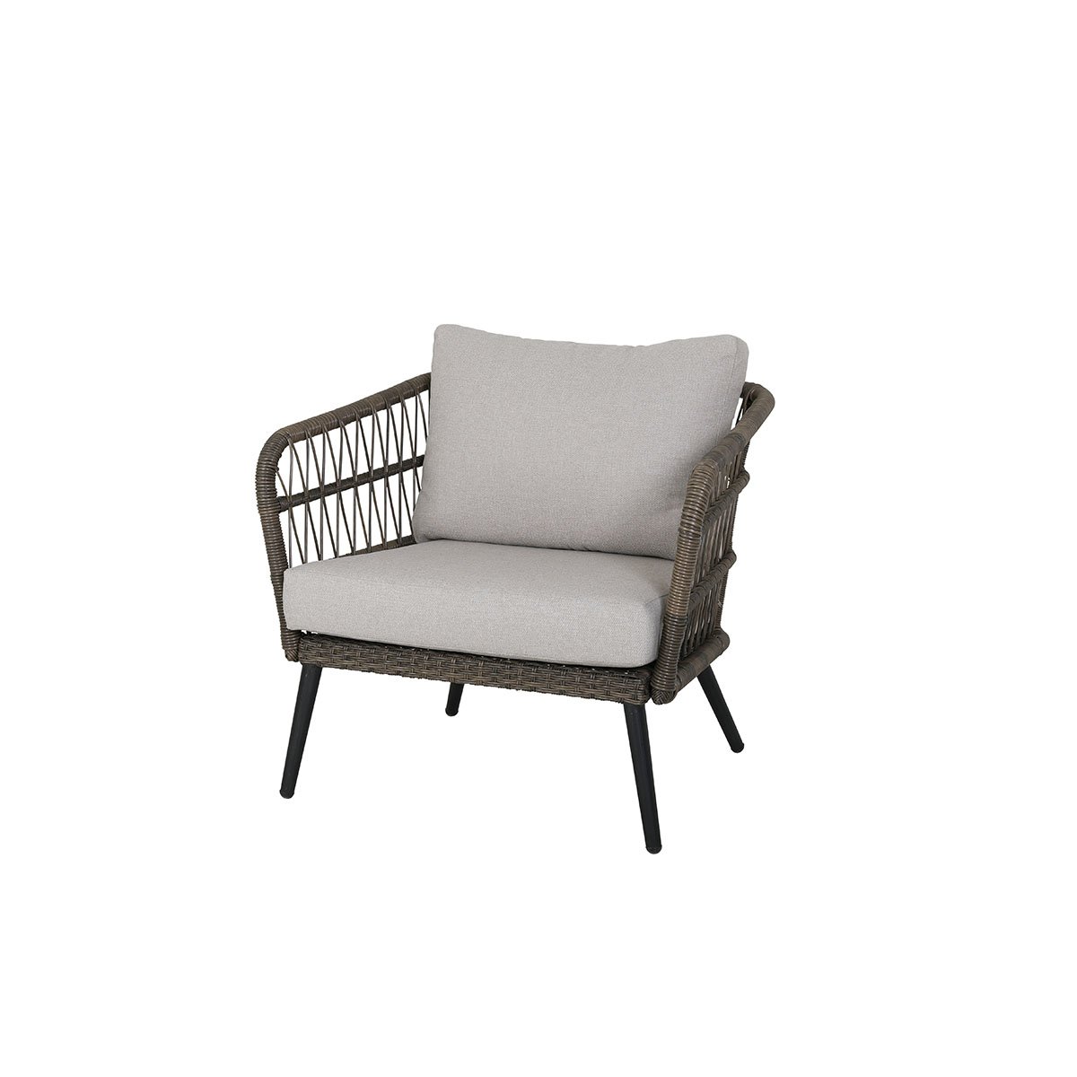 Nydelig stol i naturfarget kunstrotting. Den åpne fletten på kunstrottingen og de lyse putene gir et romantisk og stramt utrykk