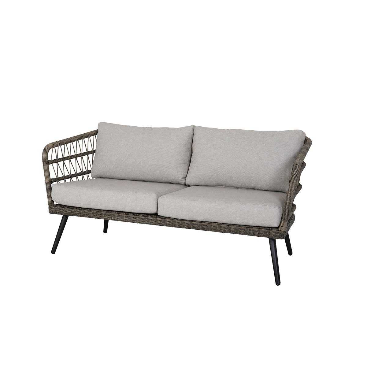 Nydelig 2-seters sofa i naturfarget kunstrotting. Den åpne fletten på kunstrottingen og de lyse putene gir et romantisk , men samtidig stramt utrykk