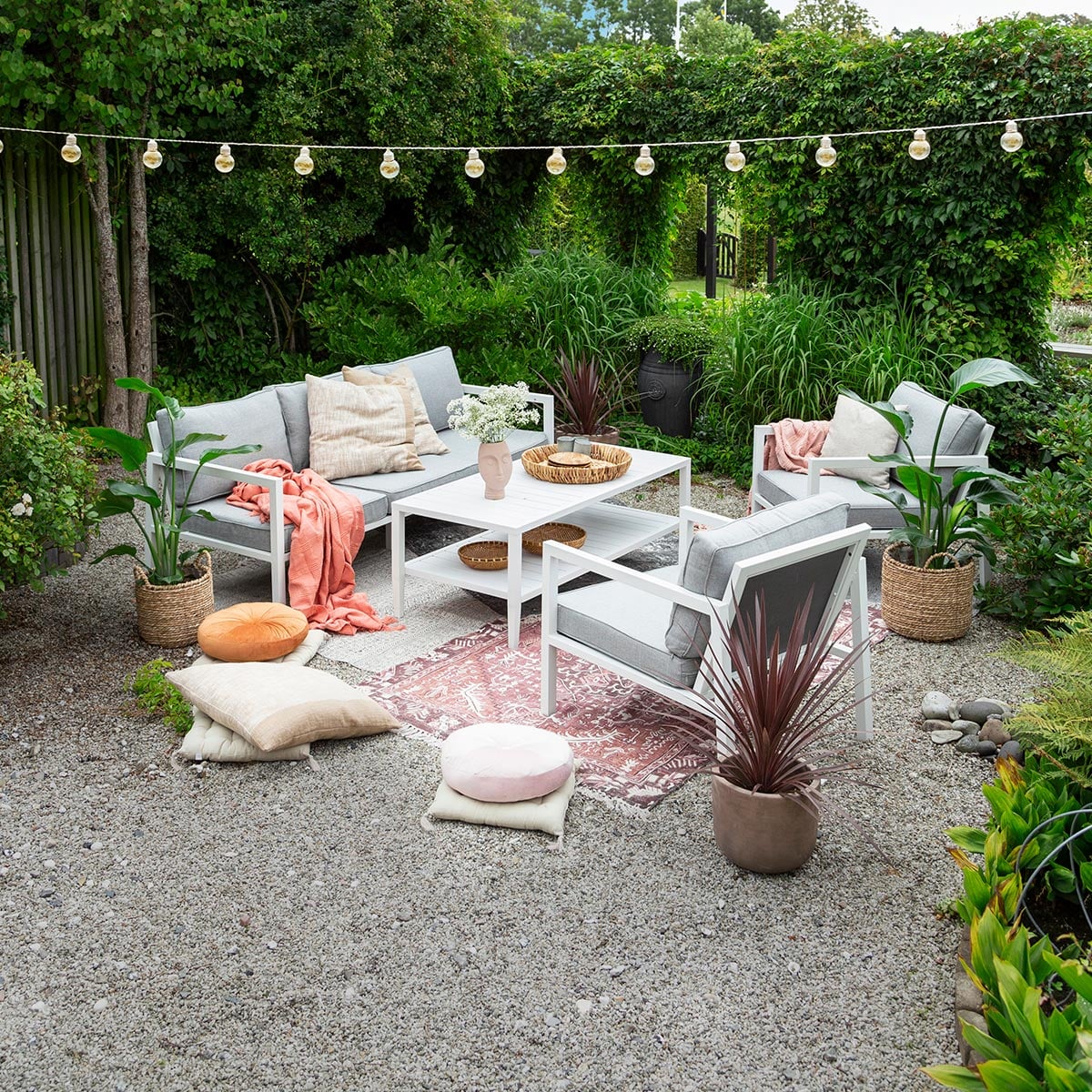 Belfort er en moderne loungemøbel gruppe med svært god sittekomfort. Den finnes i matt hvit eller matt sort aluminium.