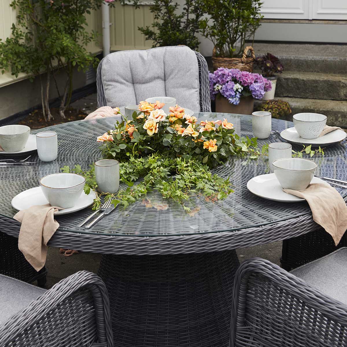 Halvrund/rund, grå kunstrotting, aluminiumsramme. Bordplate i glass. Med dreieplate og icebucket.