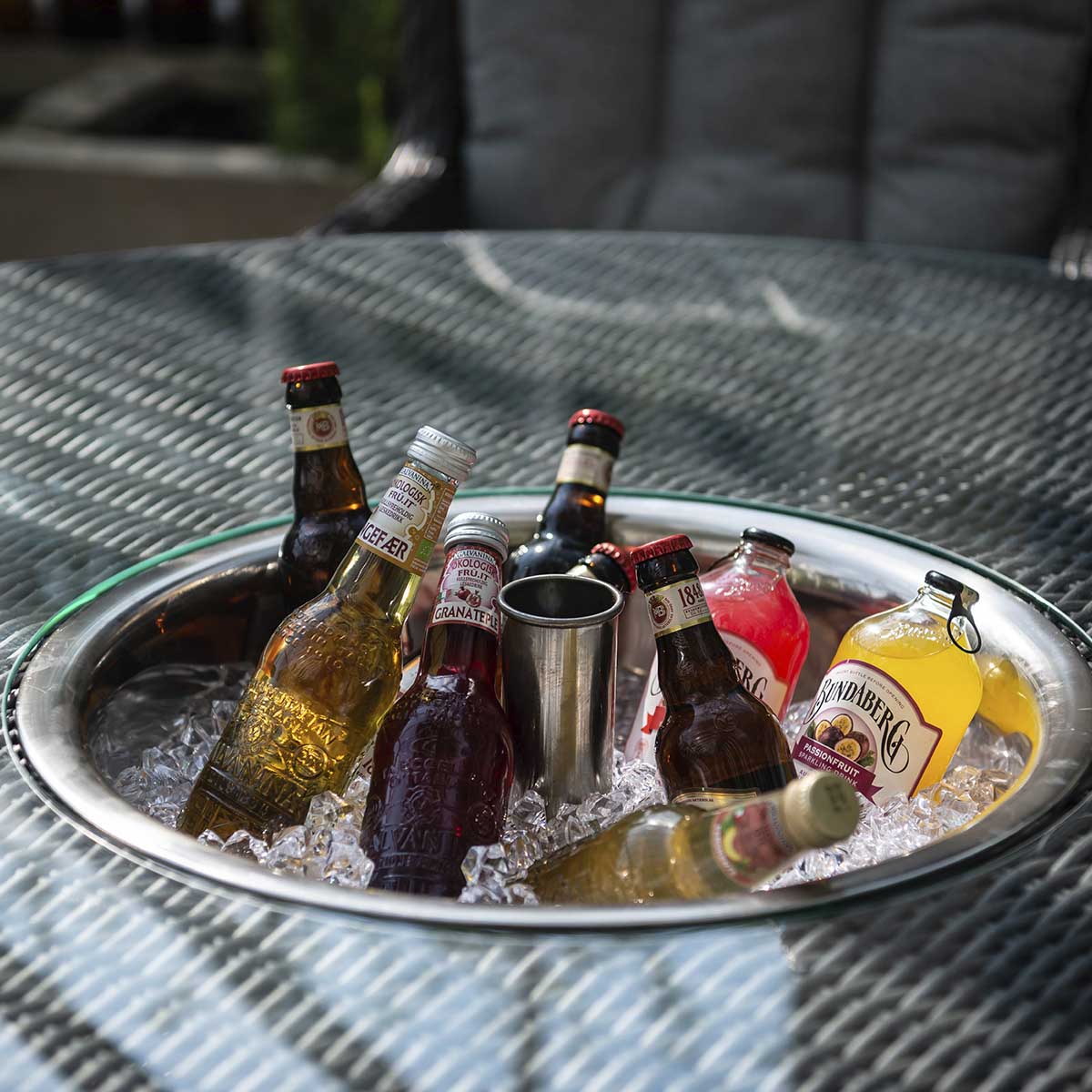 Halvrund/rund, grå kunstrotting, aluminiumsramme. Bordplate i glass. Med dreieplate og icebucket.