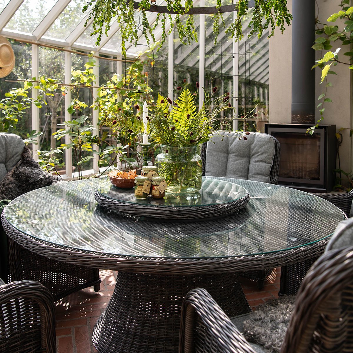 Spisebord Lindholm med dreieplate i grå kunstrotting