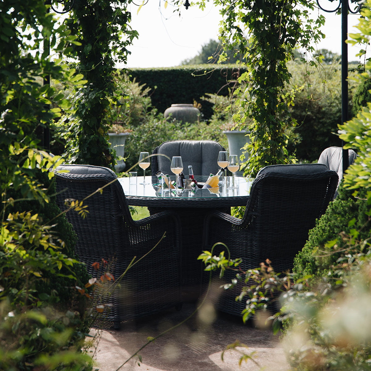 Flott og tradisjonell spisegruppe med rundt bord med dreieplate og ice bucket Stoler med høy rygg og god sittekomfort.