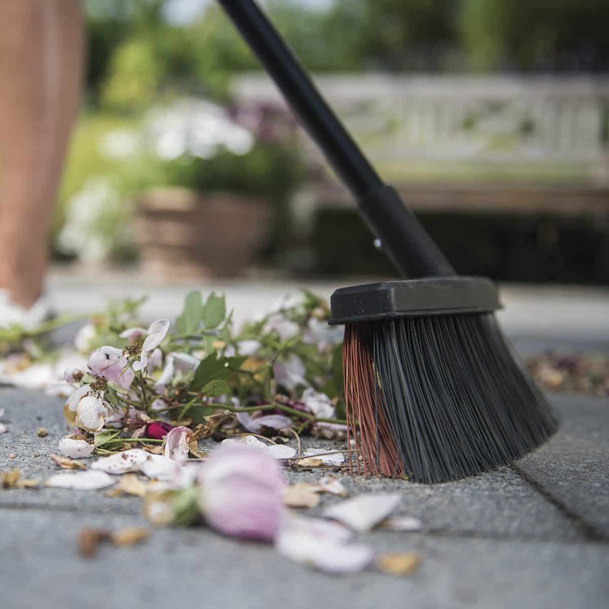 Universalkost i medium størrelse for rengjøring på terrassen, oppkjørselen og hageområder.