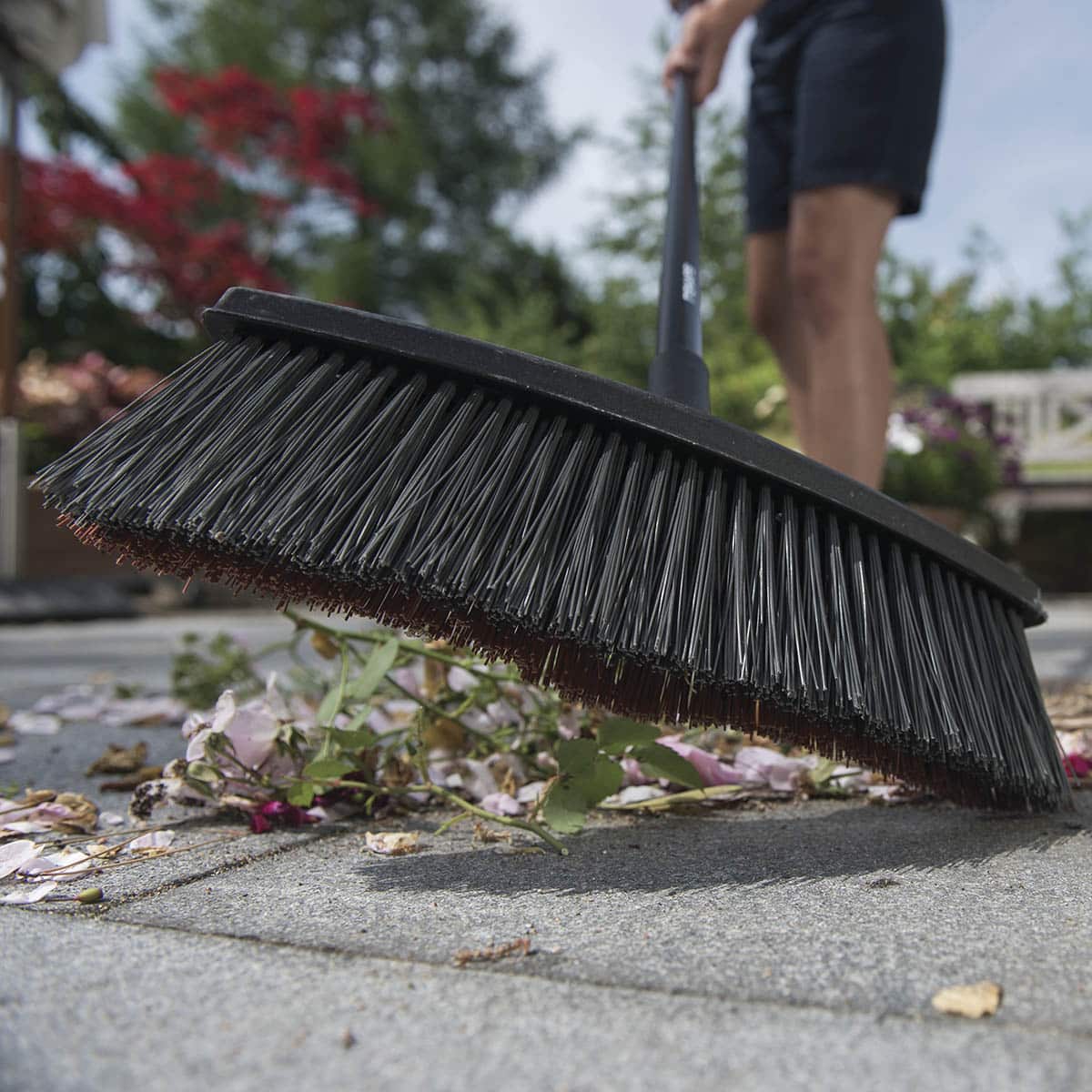 Universalkost i medium størrelse for rengjøring på terrassen, oppkjørselen og hageområder.