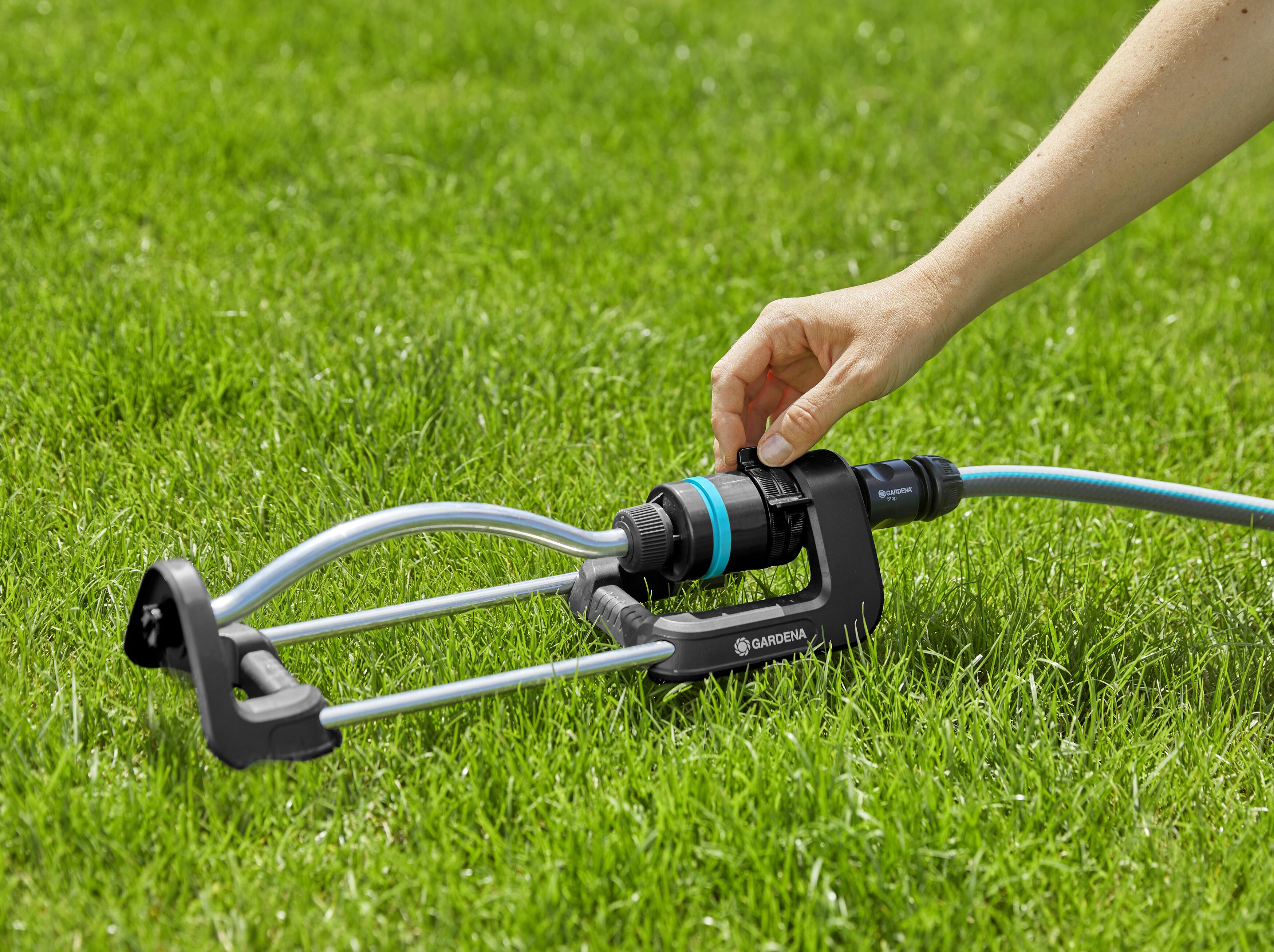 Gardena EcoLine firkantspreder på grønn gressplen