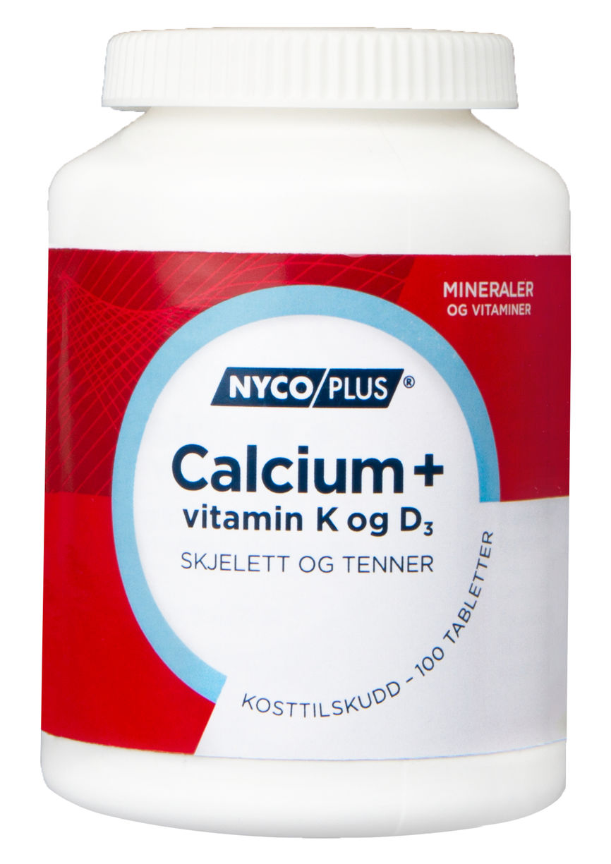 Nyco Plus Calcium + Vitamin K og D3 kosttilskuddsflaske med rød og hvit etikett. Teksten på flasken lyder: 'Nyco Plus Calcium + Vitamin K og D3, Skjelett og Tenner, Kosttilskudd - 100 tabletter.' Flasken er hvit med et rødt lokk.