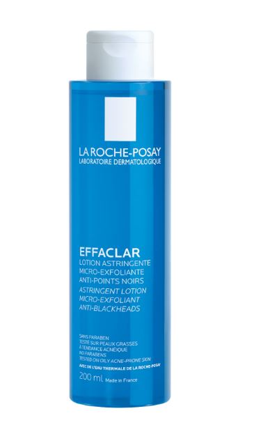 Bildet viser en flaske med La Roche-Posay Effaclar Astringent Lotion, en mikroeksfolierende ansiktsvann som er spesielt utviklet for fet og akneutsatt hud. Denne lotionen bidrar til å redusere synligheten av sorte prikker og inneholder termalsk kildevann fra La Roche-Posay for å berolige huden.