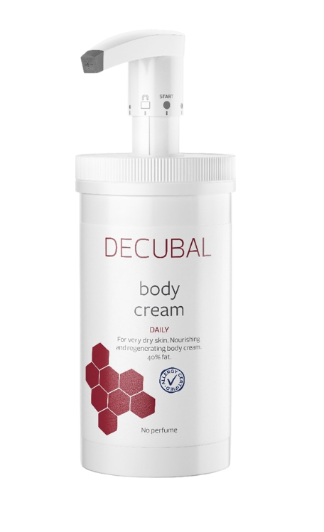 Bilde av en pumpeflaske med Decubal Body Cream 485ml. Brukes ved tørr hud. 