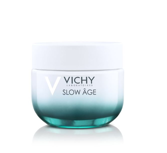 Bilde av en krukke med Vichy Slow Age dagkrem til tørr hud 50 ml. Krukken er gradert med grønn. 