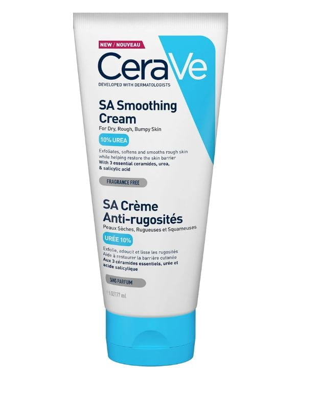 Et produktbilde av CeraVe SA Smoothing Cream, en krem for tørr, ru og ujevn hud. Tuben er hvit med blå detaljer og inneholder 10% urea, samt essensielle ceramider og salisylsyre. Produktet eksfolierer og mykgjør huden uten parfyme