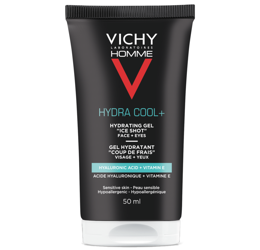 Et produktbilde av Vichy Homme Hydra Cool+, en fuktighetsgivende gel for ansikt og øyne, designet som en 'Ice Shot' for øyeblikkelig kjøling og fuktighet. Tuben er svart med røde og blå detaljer og inneholder 50 ml. Produktet inneholder hyaluronsyre og vitamin E, og er hypoallergenisk, utviklet for sensitiv hud